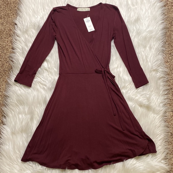 Abercrombie & Fitch dress is a faux wrap front viscose in burgundy color, lXS - Picture 2 of 8